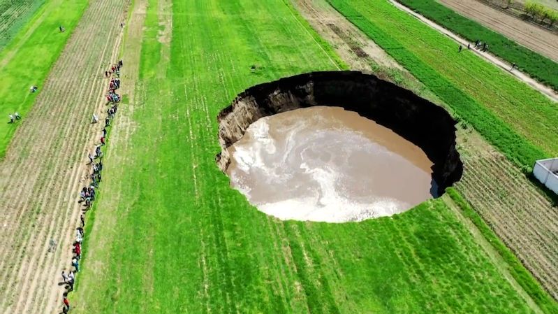 V Mexiku řeší záhadu stometrového kráteru